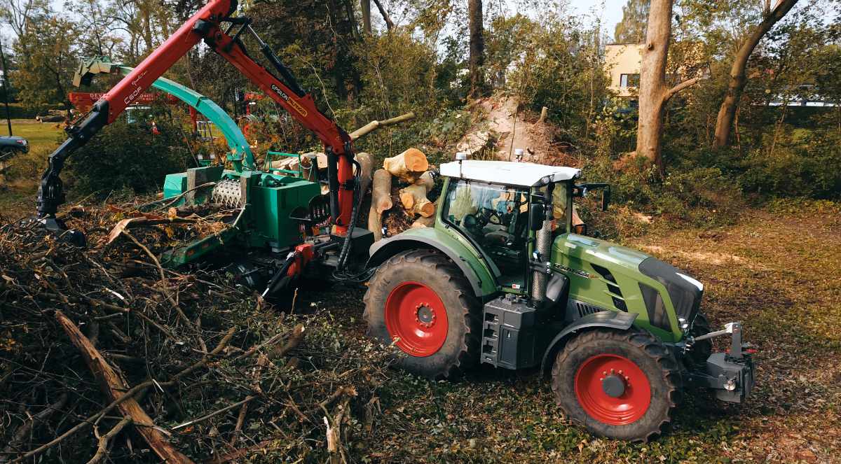 Verhakselen van bomen en takken 